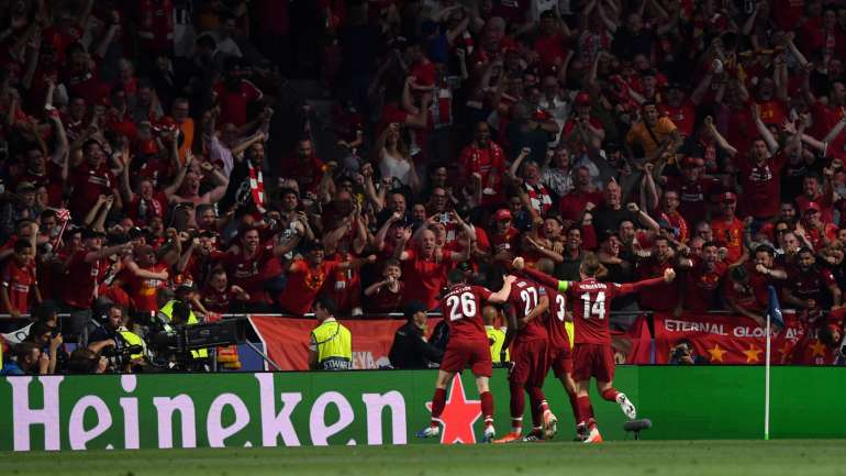 Jogadores do Liverpool celebram junto dos seus adeptos o golo de Origi, que já tinha sido decisivo na goleada ao Barcelona