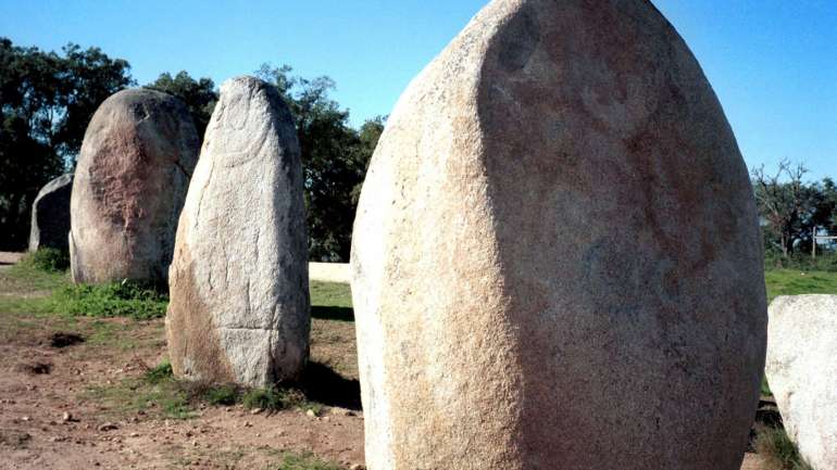 O Cromeleque dos Almendres fica a 12 quilómetros de Évora e foi descoberto em 1964