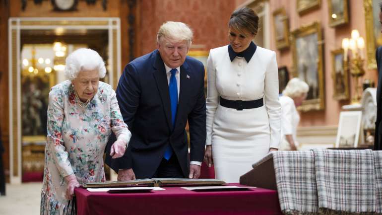 A Rainha Isabel II mostrou a Donald e a Melania Trump uma parte da coleção de retratos da família real