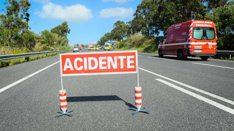 No local estiveram elementos dos bombeiros de Alcanede, a viatura médica do hospital de Abrantes e a GNR