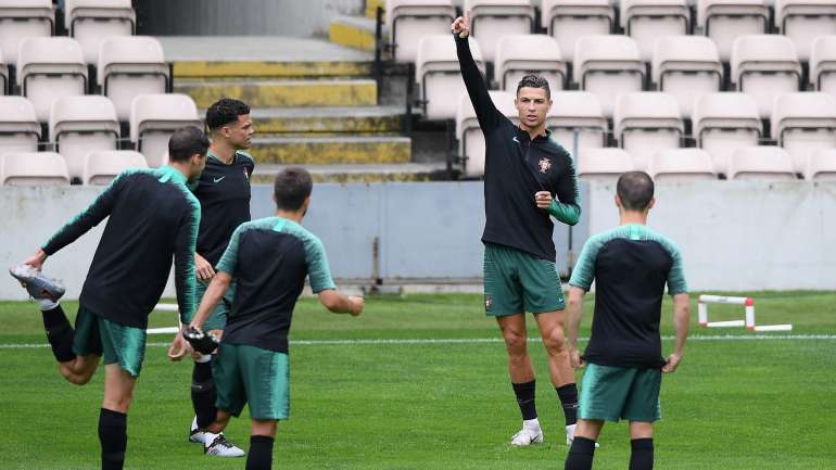 Às 18h45, no Estádio do Dragão, Fernando Santos e um jogador ainda a designar farão a antevisão do jogo.