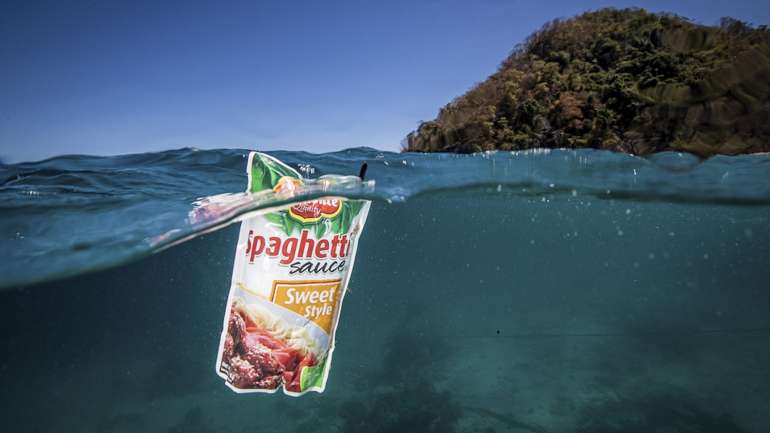 A DECO incentiva a utilização do "hashtag" #plasticoamais e a partilha de fotografias de produtos desnecessariamente envolvidos em plástico