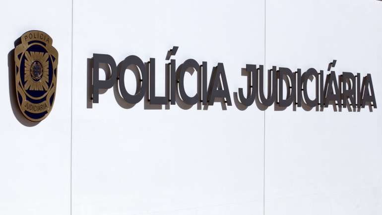 O homem morreu no local e mulher mais tarde no hospital.