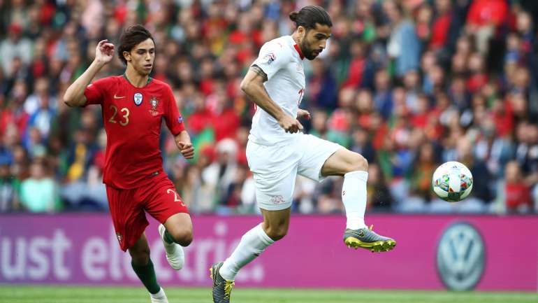 João Félix teve uma boa oportunidade no final da primeira parte, num remate que saiu ao lado também por ação de Rodríguez