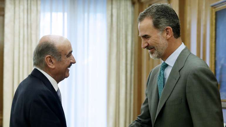 Os contactos começaram na manhã de quarta-feira com o deputado do Partido Regionalista da Cantábria, José María Mazón (à esquerda)