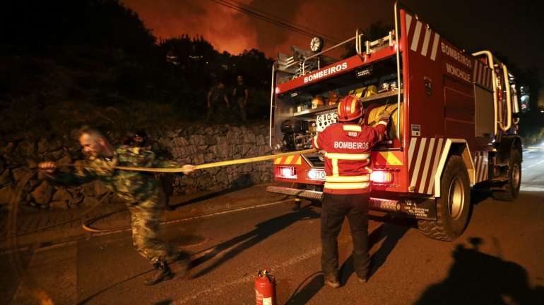 Na totalidade, o dispositivo envolve 1.800 operacionais de 24 corpos de bombeiros