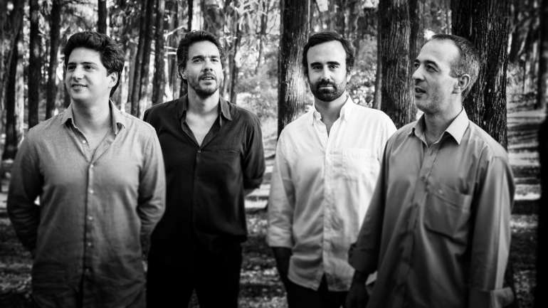 Francisco Salvação Barreto, de camisa branca, rodeado pelos músicos que habitualmente o acompanham