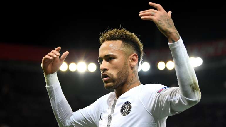 O astro da seleção brasileira, de 27 anos, chegou à esquadra de cadeira de rodas, depois de se ter lesionado na quarta-feira à noite, num jogo em que o Brasil venceu o Qatar