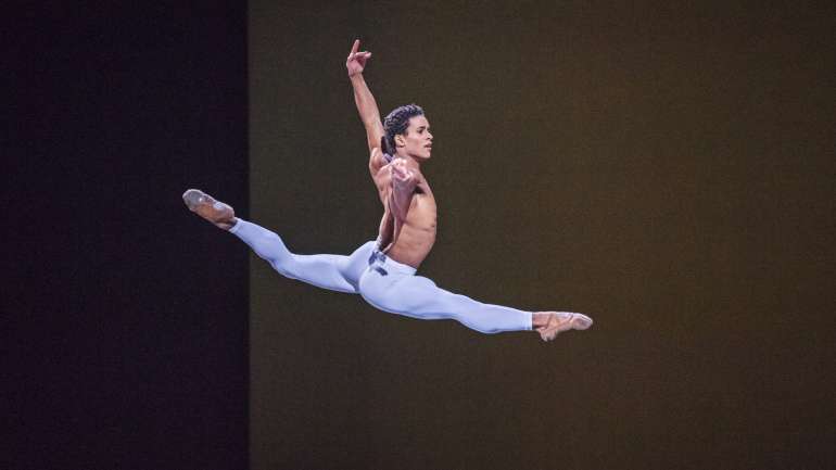 O bailarino é filho de pai guineense e mãe portuguesa