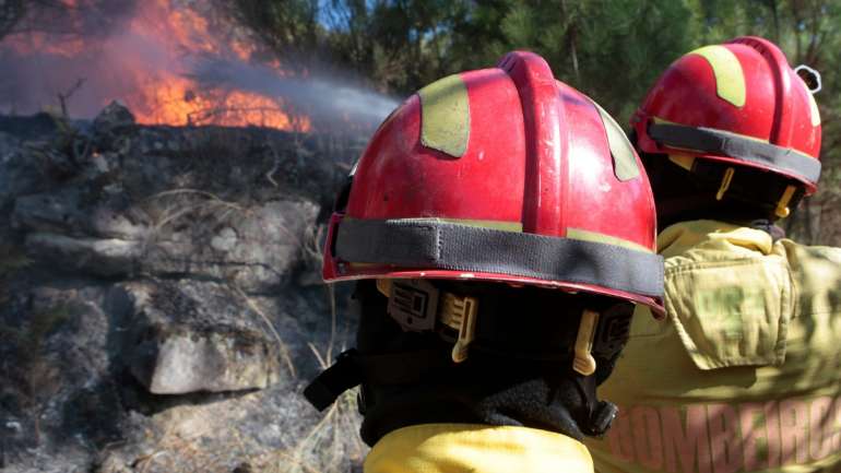 86 bombeiros estão no local