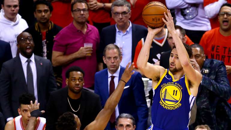 Thompson marcou o triplo decisivo antes de Lowry falhar a última tentativa quando o tempo estava quase a esgotar-se