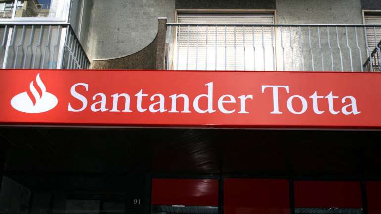 Questionada sobre a possibilidade de apresentar recurso, fonte oficial do Santander disse que o banco está "a analisar a sentença"