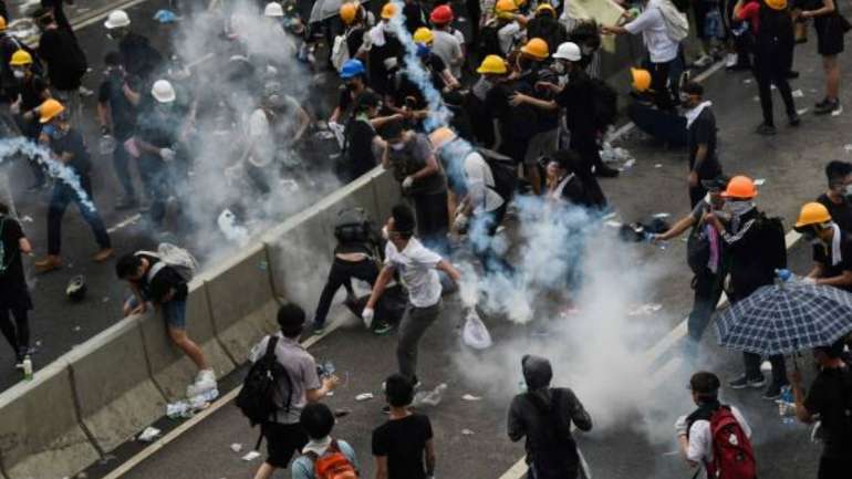 Os manifestantes repetem esta quarta-feira os protestos de domingo e gritam "Não à China!"