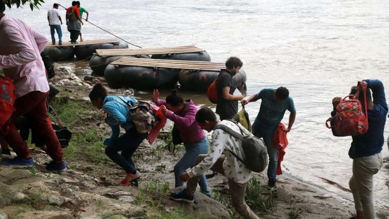 Migrantes à chegada à cidade de Hidalgo, no México, vindos da Guatemala
