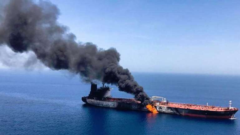 Um dos navios que terá ficado em chamas depois da explosão
