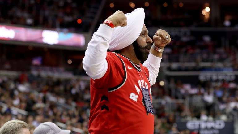 Nav Bathia nunca falhou um jogo dos Raptors em Toronto desde 1995. "Nem cheguei atrasado, nem saí mais cedo em nenhum", acrescenta