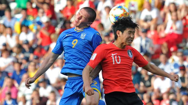 Kang-in Lee, aqui a disputar uma bola com Korniienko, inaugurou o marcador na final mas foi a Ucrânia que levou a melhor