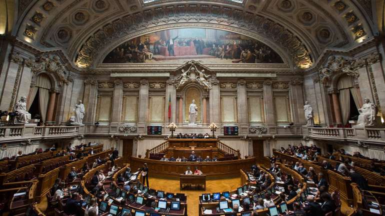 As votações do grupo de trabalho são indiciárias. Têm de ser confirmadas pela comissão parlamentar de saúde e, depois, os partidos podem ainda chamar propostas a serem votadas em plenário.