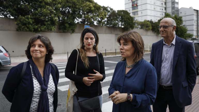 A líder do BE criticou o facto de o PS decidir "agora negociar à direita, desdizendo tudo o que disse até agora"