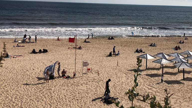 Na ponta direita da praia de Carcavelos estavam ainda duas bandeiras vermelhas içadas, às 17h45 desta quinta-feira, 20 de junho