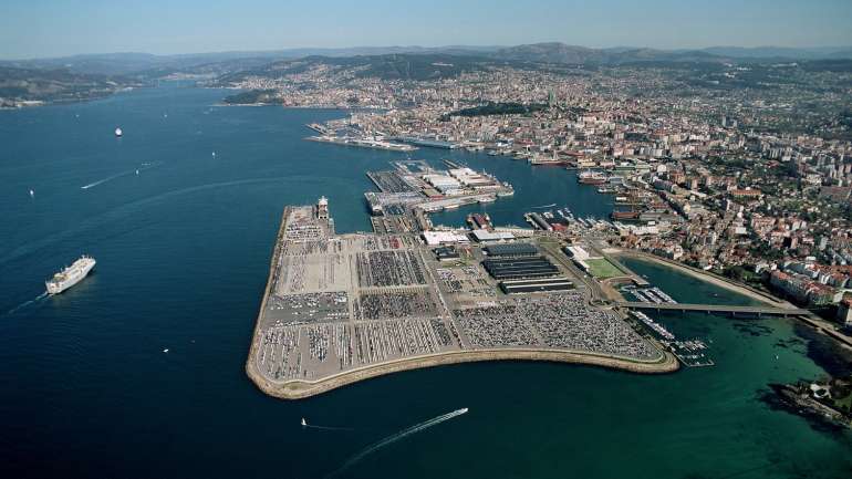 Como é procedimento padrão nestes casos, o porto instalou barreiras de contenção da poluição na zona do naufrágio após detetar iridescência proveniente do combustível do barco afundado