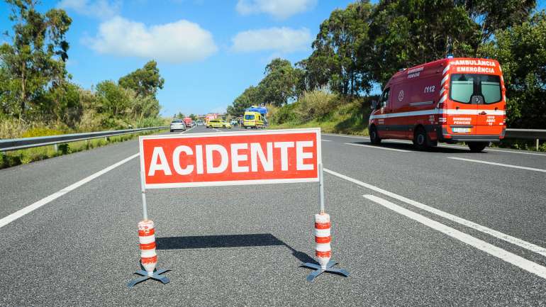 A concessionária Brisa aconselhou os automobilistas que circulam na A1 a sair da autoestrada para a Estrada Nacional 1