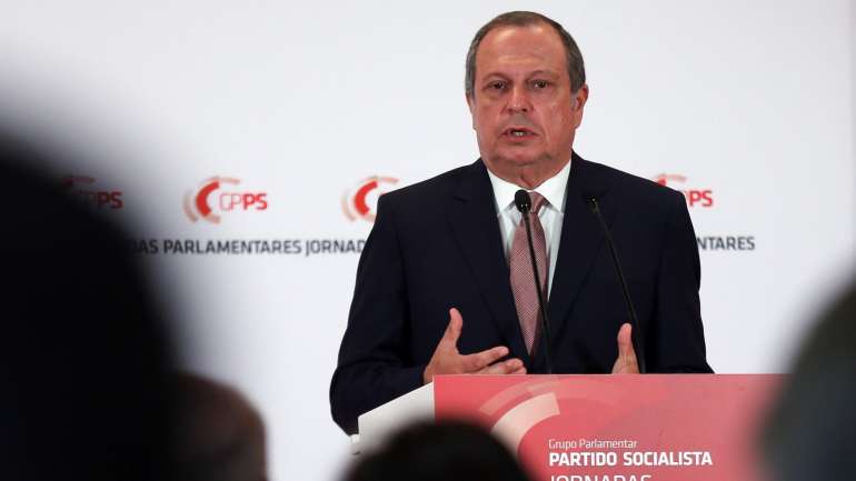 Ao segundo dia, Carlos César continua a sacudir o peso da esquerda do capote socialista. O que se conseguiu foi porque o PS evitou "aventureirismo", grante.