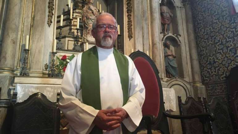 O sacerdote mostra-se despreocupado com o sucedido por não ter "cometido qualquer crime"
