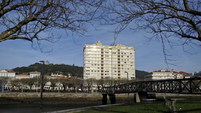 O prédio Coutinho é considerado por muitos um elemento estranho no centro histórico de Viana do Castelo
