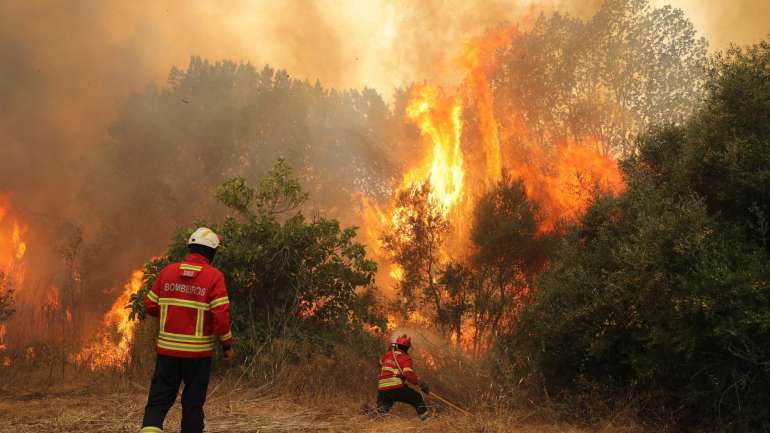 Esta quinta-feira de manhã estavam 350 bombeiros no local e sete meios aéreos a combater o incêndio
