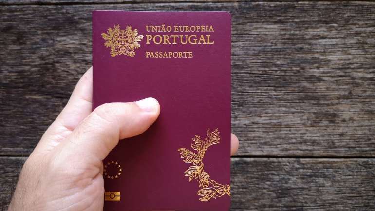 As queixas referem que estão a ser denunciados os crimes de burla qualificada e de falsificação de documento.