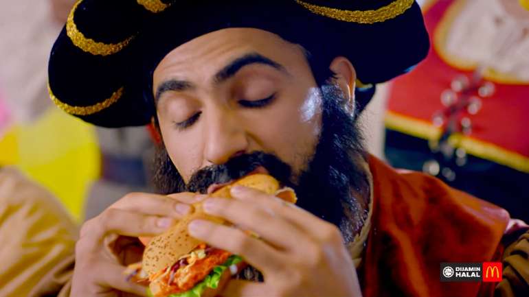 Excerto do vídeo em que "Vasco da Gama" prova o "Portuguese Chicken Burger"