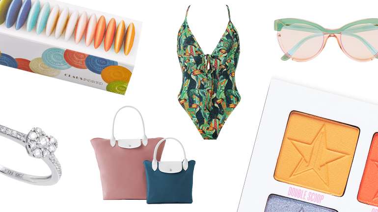 Da esquerda para a direita, no sentido dos ponteiros do relógio: anel HLC+, sabonetes Iris da Claus Porto, fato de banho Coração Bobo, óculos Karl Lagerfeld, paleta Jeffree Star e sacos Longchamp x Nendo