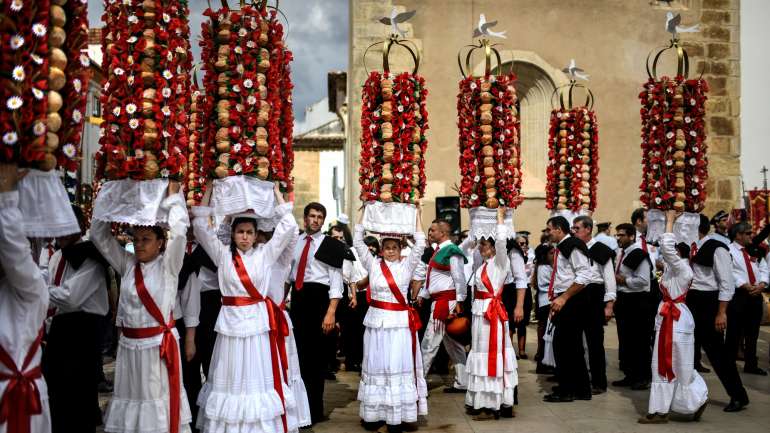 A Festa dos Tabuleiros é organizada de quatro em quatro anos e tem origem pagã