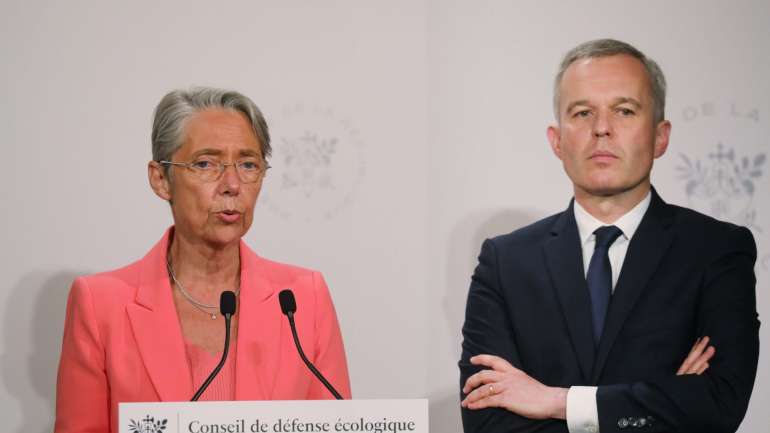 A ministra explicou que a taxa será aplicada a todas as companhias aéreas e que para os voos internos e no seio da UE será de 1,5 euros para os bilhetes em classe económica e de 9 para os de classe executiva