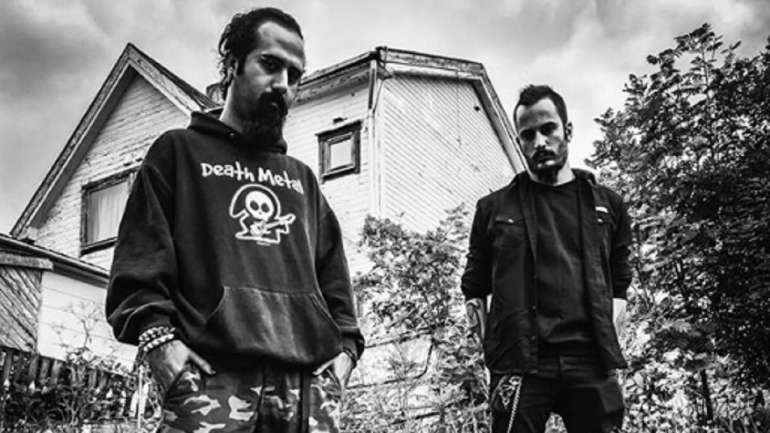 Os Confess são compostos por Nikan Khosravi e Arash Ilkhani