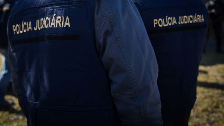 Os inspetores da Judiciária detetaram na posse do arguido milhares de ficheiros contendo pornografia envolvendo menores