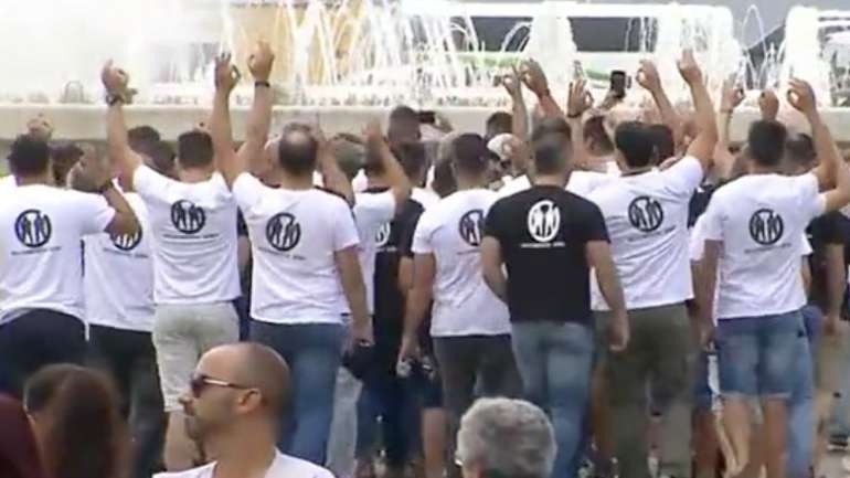 Os polícias saíram em silêncio e de forma ordeira, levantando os braços e fazendo o gesto do zero com os dedos