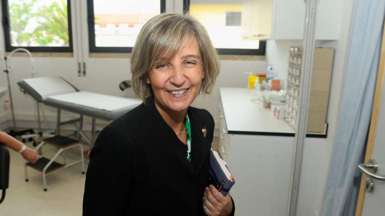 A ministra garantiu que "não vai haver encerramento de serviços"