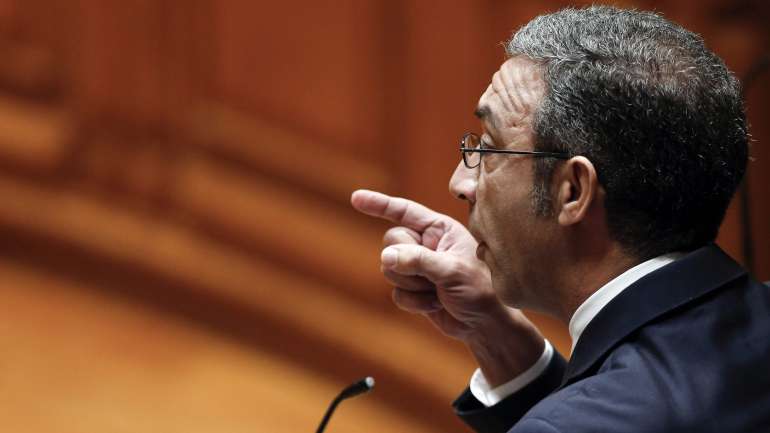 O deputado do Partido Social Democrata Duarte Pacheco diz que o silêncio sobre o caso é "ensurdecedor"