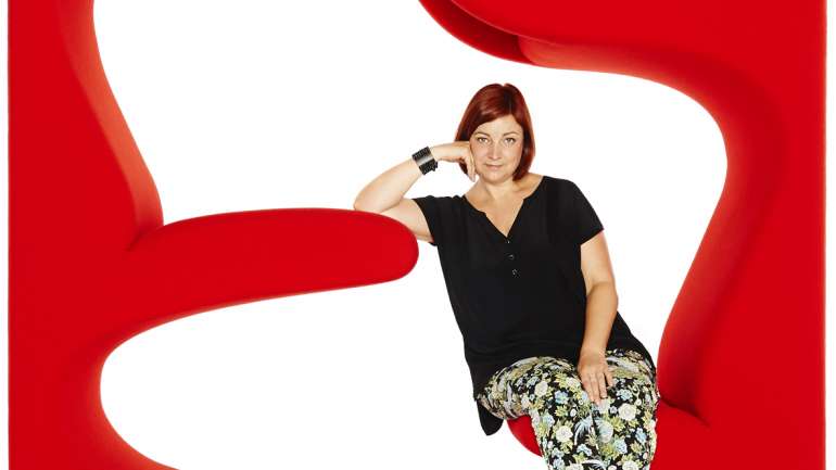 Paula encostada numa peça do designer dinamarquês Verner Panton © DR