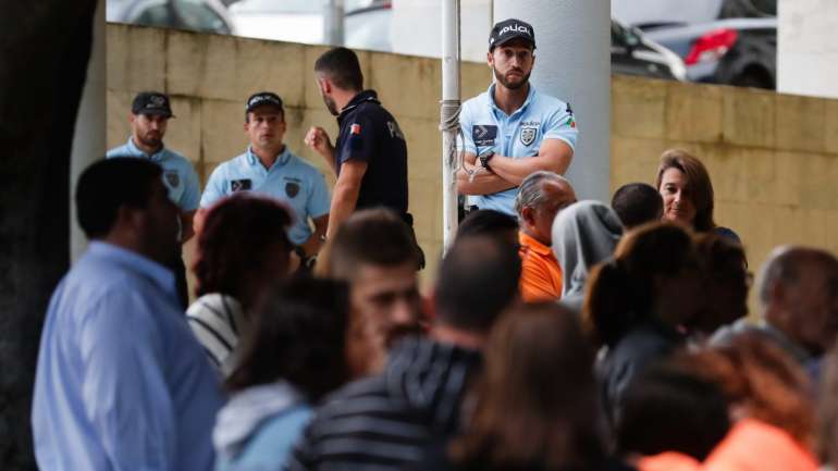 A população presente em frente à esquadra da PSP em Massamá bateu uma prolongada salva de palmas