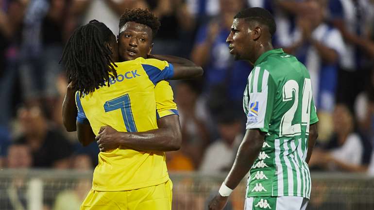 Zé Luís, aqui a comemorar com Romário Baró, marcou o primeiro golo como jogador do FC Porto frente ao Sevilha