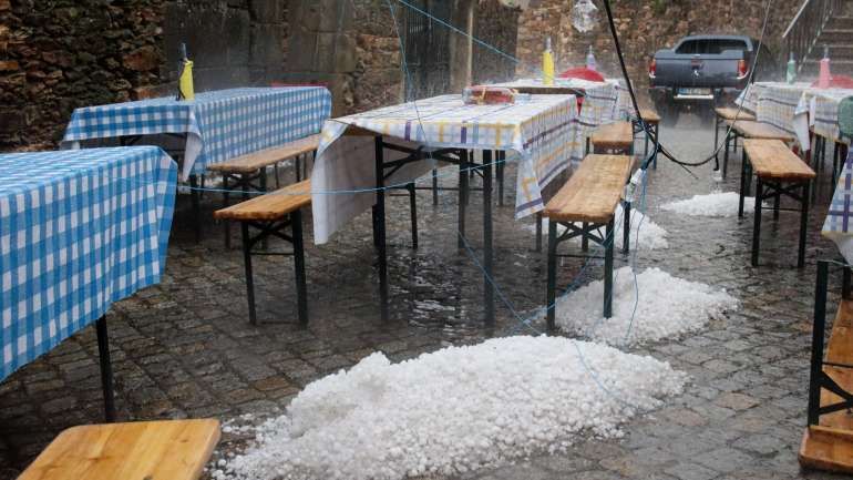 Granizo caiu em Mogadouro, Bragança, no dia 13 de julho no seguimento de uma trovoada