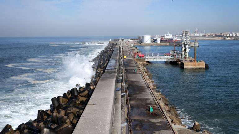 O prolongamento em 300 metros do quebra-mar exterior do Porto de Leixões, em Matosinhos, é uma "real necessidade" para "agarrar o futuro"