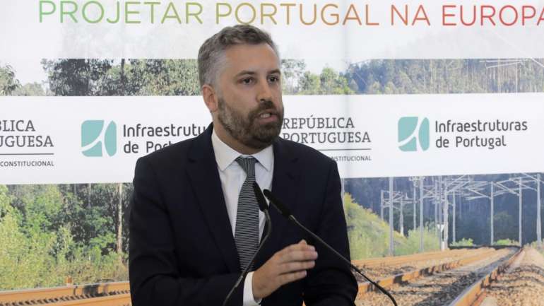 Muitas composições e carruagens, que estavam "encostadas", vão ser recuperadas, garante Pedro Nuno Santos