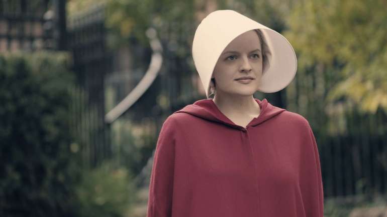 A atriz Elizabeth Moss desempenha o papel principal na série da Hulu