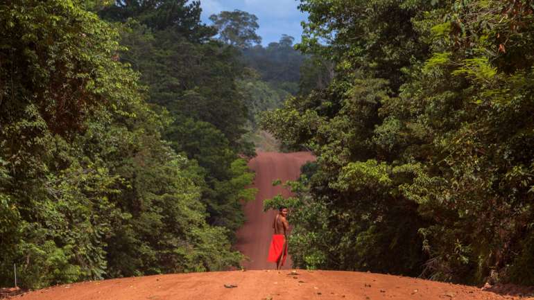 Durante os anos 70, a aldeia Waijãpi foi quase extinta pela contração de doenças decorrente da chegada de mineiros de ouro na região
