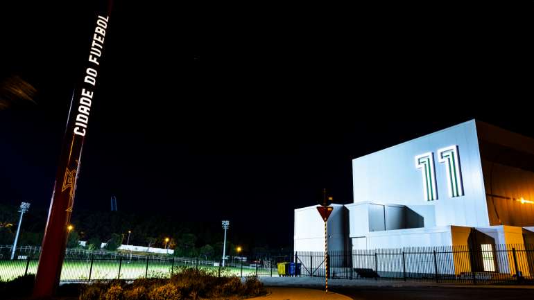 Os estúdios do Canal 11 ficam na Cidade do Futebol, em Oeiras