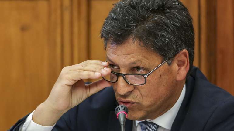 O secretário de Estado da Proteção Civil diz desconhecer as incompatibilidades dos contratos do filho